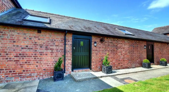 Spacious Holiday Home in Llandinam near River, Забронировать Отель Отели Сноудония с парковкой, Парковка