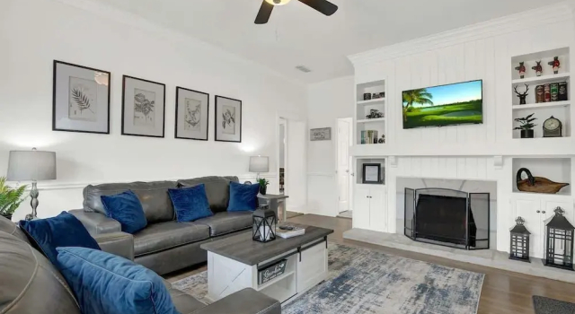 Коттедж Awesome Haus With Gameroom, 4blks to Center of Town!