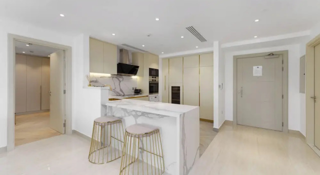 Maison Privee - High-End Palm Apt w/ Picturesque Seafront Views, Забронировать Апартаменты/квартира Отели Дубая с парковкой, Парковка