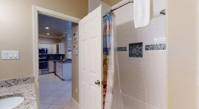SFH201 Newly Renovated Ground Floor Townhome, Shared Pool, Near Beach