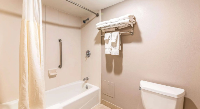 Четырёхместный люкс Lake Norman Inn and Suites