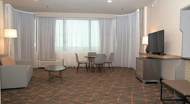 Люкс Holiday Inn New Orleans West Bank Tower by IHG