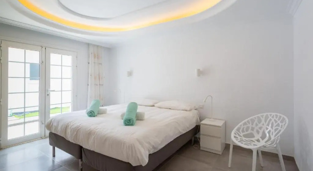 Alamos Park-stunning villa in HUGE private grounds, Забронировать Вилла Отели Сан-Мигель-де-Абона с парковкой, рядом с Playa Amarilla, Парковка