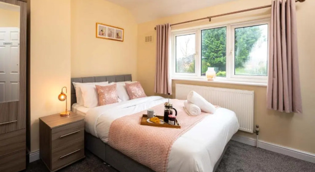 Коттедж с 4 комнатами Sweetbriar - Stylish 4-Bed close to NEC, Airport, JLR, Solihull
