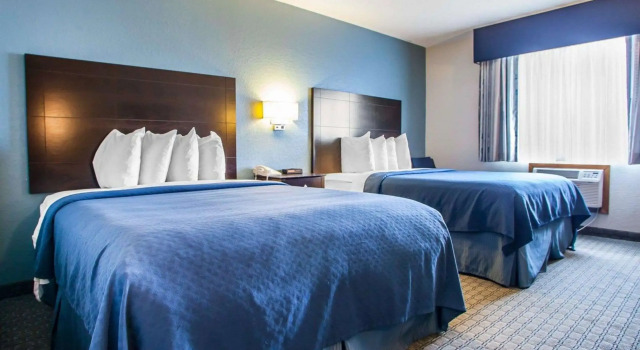 Четырёхместный номер Standard Quality Inn & Suites Ankeny-Des Moines