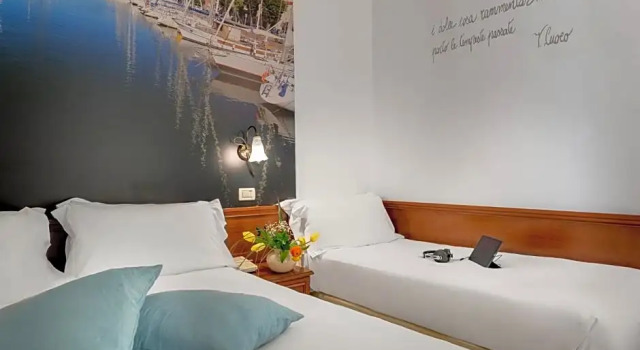Трёхместный номер с балконом Отель Sovrana Hotel & SPA