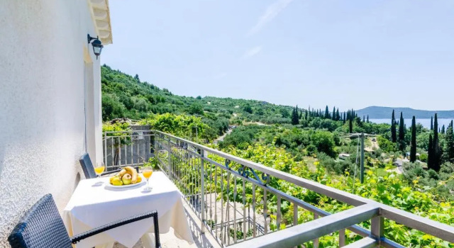Студия Premium с балконом и с видом на море Apartments Cypress Sea Cove