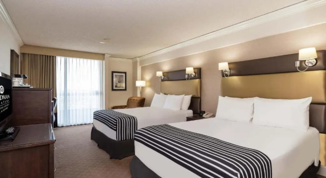 Четырёхместный номер Standard Sandman Signature Vancouver Airport Hotel & Resort