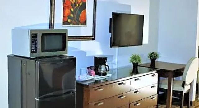 Номер Business Howard Johnson Express Inn And Suites Lakes Front