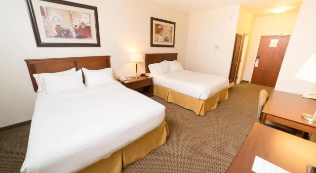 Четырёхместный номер Standard Holiday Inn Express & Suites Drayton Valley by IHG