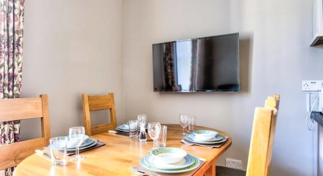 Beautifully Presented, Well Located, 2 bed apt, Забронировать Отель Отели Мерчистон 3 звезды, 3*