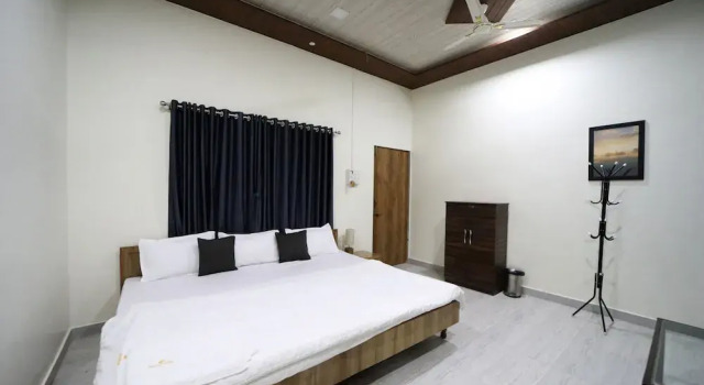 Whispering Palms by StayVista - Pool-view villa with Boutique interiors, Terrace & Lawn, Prenota Villa Cottage a Maharashtra, Cottage