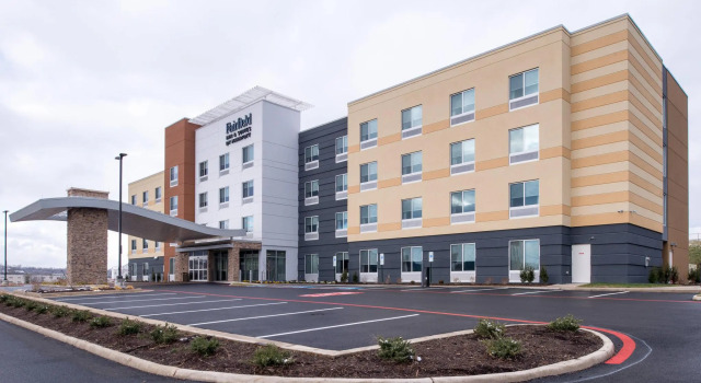Люкс Fairfield Inn & Suites by Marriott Staunton