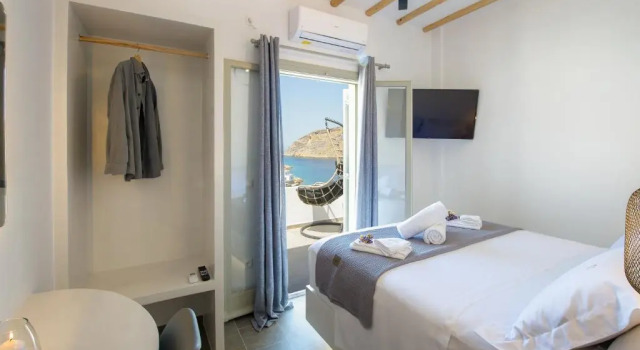 Droufakos’ home, Lux seafront apartment w. View
