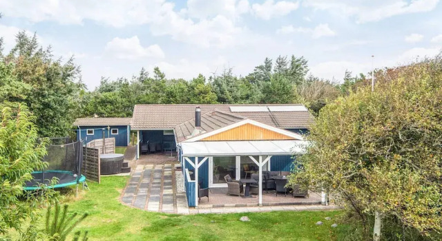Коттедж 10 Person Holiday Home in Oksbol