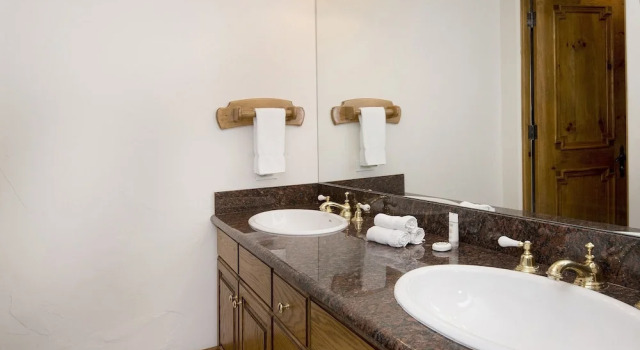 Коттедж 349 Holden Rd. 5 Bedroom Home by RedAwning