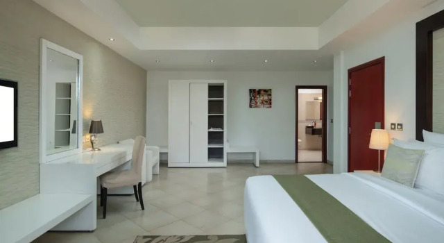 Люкс с балконом Peninsula Hotel Dar es Salaam
