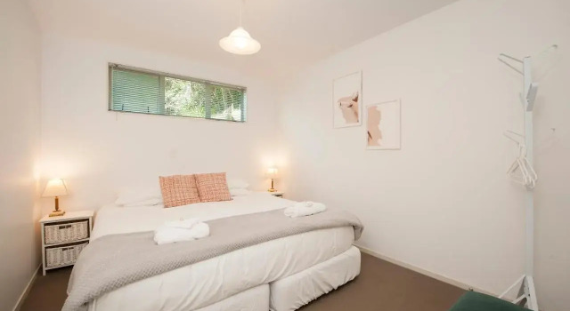 Robins Nest, Boek Hotel Russell 