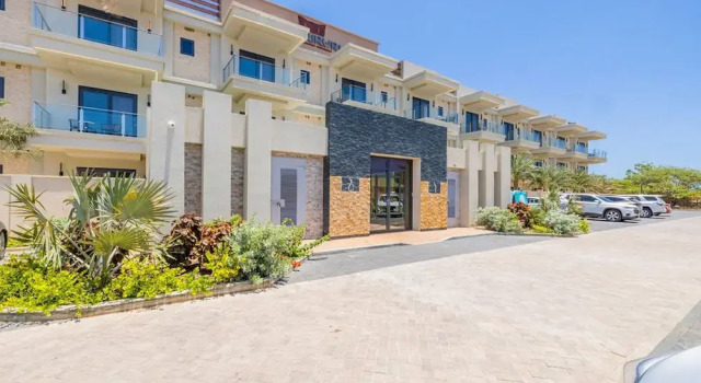 2BR 2BA Top Floor Corner w Amazing Views Gym, Varaa Huoneisto Noord Aruba