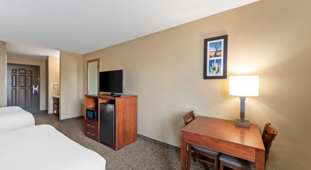 Четырёхместный номер Standard MainStay Suites El Centro I-8
