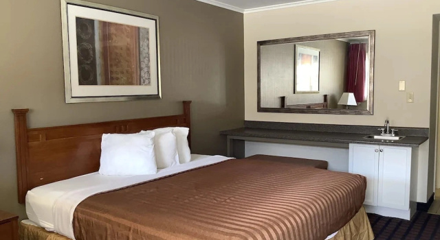 Четырёхместный номер Standard с балконом Silver Spur Vintage Inn & Suites