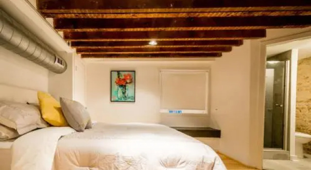 LazyKey Suites - Stylish 2BD Loft in the Heart of Old City