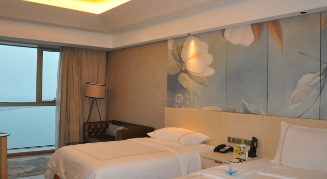 Двухместный номер Superior с видом на озеро Grand Skylight International Hotel Gongqingcheng