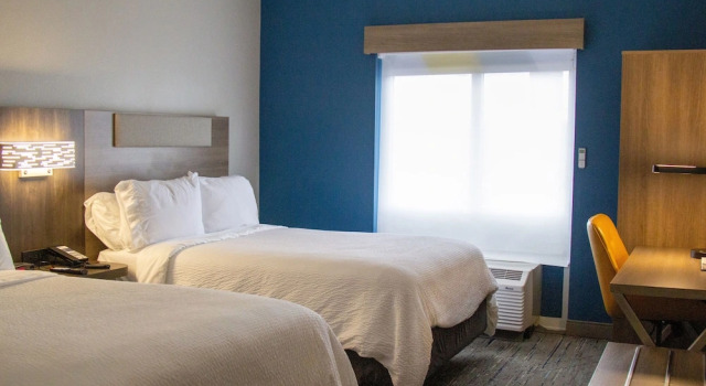 Четырёхместный номер Standard Holiday Inn Express Hotel & Suites Cullman by IHG