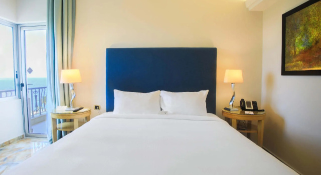 Номер Deluxe с частичным видом на море Riviera Hotel and Beach Lounge, Beirut