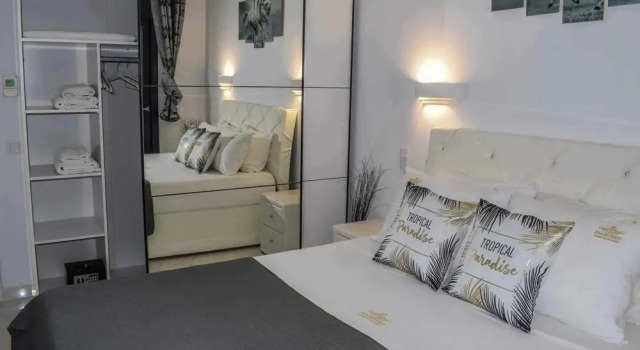 6 Bed Villa - Sleeps 15 - Pets - Pool - Jacuzzi, Забронировать Вилла Отели периферии Ионических островов с парковкой, Парковка