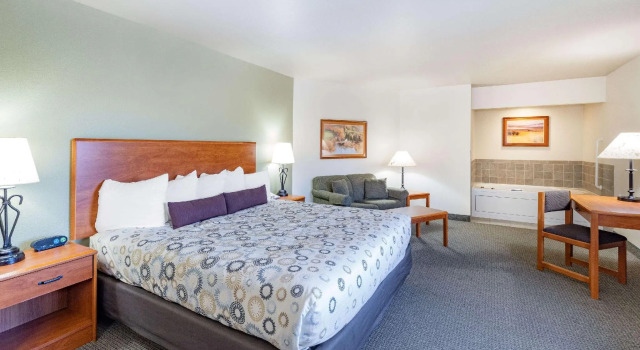 Двухместный люкс Deluxe AmericInn by Wyndham Havre
