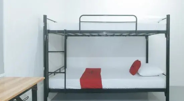 Кровать в общем номере RedDoorz at Qhouzz near PUP