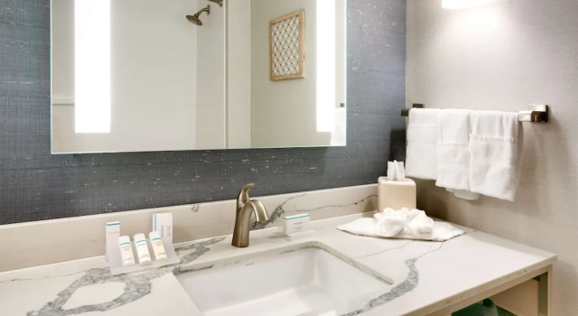 Четырёхместный номер Standard с балконом и с видом на реку Hilton Garden Inn Idaho Falls