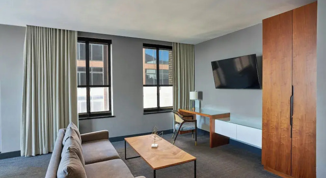 Полулюкс Renaissance Saint Elm Dallas Downtown Hotel