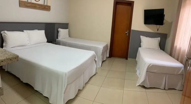 Четырёхместный номер Comfort с балконом Hotel Yoguedes