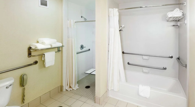 Четырёхместный номер Deluxe Hilton Garden Inn Ontario Rancho Cucamonga