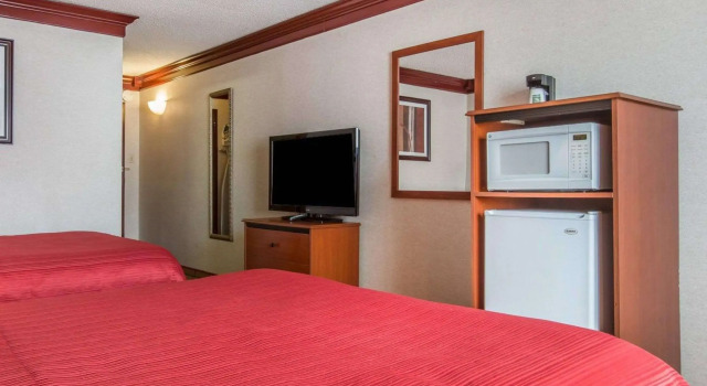 Четырёхместный номер Standard Quality Inn & Conference Center Brattleboro North