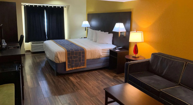 Двухместный номер Standard Days Inn & Suites by Wyndham Tampa/Raymond James Stadium