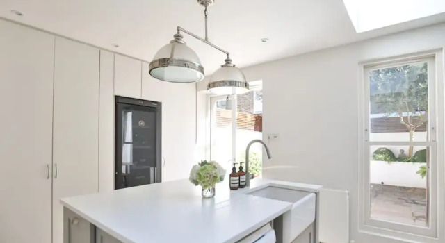Artistic 3 Bedroom London Home With Garden