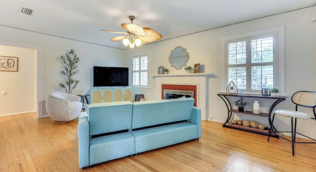 4 Mi to Dtwn Jacksonville: Chic Home w/ Porch!, 预订 度假屋 杰克逊维尔 佛罗里达州