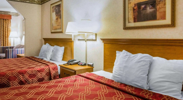 Четырёхместный номер Standard Econo Lodge Villa Rica