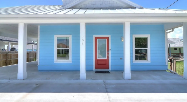 Crazy Crane 3 Bedroom Home by RedAwning