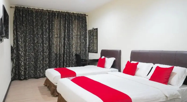 Трёхместный люкс Hotel O Utama Inn