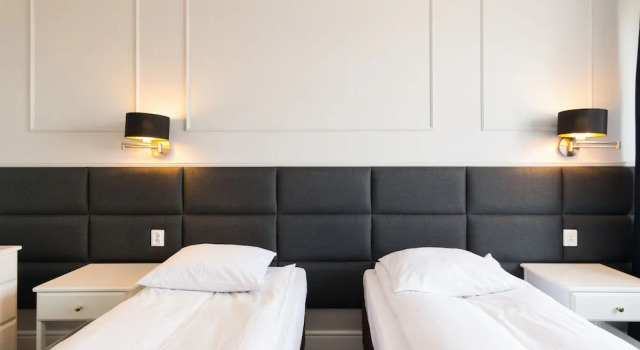 Executive 3 Bedroom Apartament by Your F, Забронировать Апартаменты/квартира Отели Варшавы с парковкой, рядом с ОРКО Тауэр, Парковка