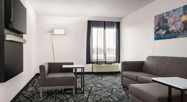 Люкс c 1 комнатой La Quinta Inn & Suites by Wyndham Cleveland Airport West