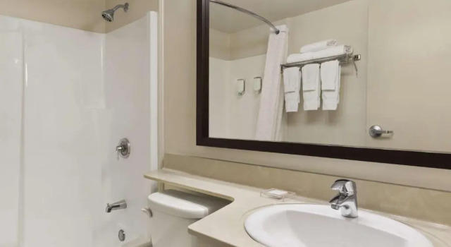 Четырёхместный люкс Travelodge Suites by Wyndham Moncton