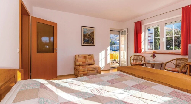 Awesome Home in Selce With Wifi and 1 Bedrooms, Забронировать Отель Отели Приморско-Горанской жупания с парковкой, Парковка