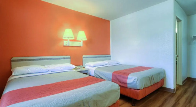 Четырёхместный номер Deluxe Motel 6-Tulare, CA