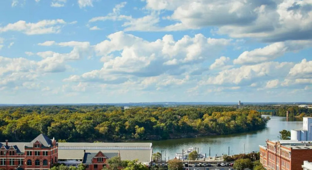 Четырёхместный полулюкс Renaissance Montgomery Hotel & Spa at the Convention Center