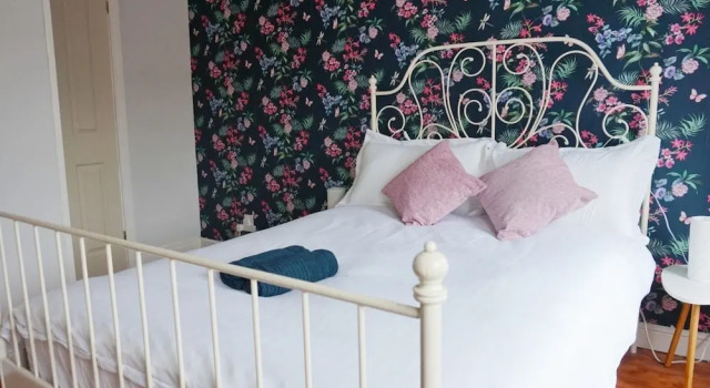 Your Home in Belfast, Забронировать Отель Отели Белфаста 5 звезд, рядом с Oh Yeah Music Centre, 5*